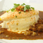 【最強タッグ】牛すじカレーとチーズフォンデュソースのオムライス 1,750円（税込 1,925円）