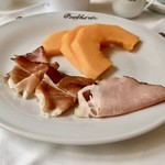 Hotel Beethoven Buffetfrühstück im Mezzanin - イタリア式プロシュットとメロンで喉を潤す