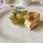 Hotel Beethoven Buffetfrühstück im Mezzanin - おいしい葡萄とチーズケーキ