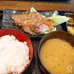 Echigoya Kamemaru - 豚肩ロース焼き　全景　ご飯と味噌汁つき　わさびとゆず胡椒が付いてました