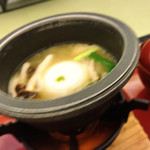 加賀屋 - 味噌汁の中にお豆腐をまるごと入れます、これは、本当に本当に本当に美味しいお味噌汁でした！土鍋で一人ずつお味噌汁を火入れからってすごくないですか？