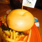 Stampede's Cafe & Dining Bar - ランチ　照り焼きザンギのベーグルサンド　５００円（税込）のアップ【２０１９年６月】