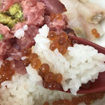 市場めし とくだ屋 - とくだ屋丼１１００円。いくらもたっぷりで、とても美味しかったです（╹◡╹）