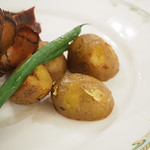 S.S.コロンビア・ダイニングルーム - ローストビーフとオマール海老のオーブン焼き、バジル・グレイヴィーソースとマンダリンオレンジのブールブランソース