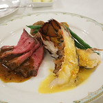 S.S.コロンビア・ダイニングルーム - ローストビーフとオマール海老のオーブン焼き、バジル・グレイヴィーソースとマンダリンオレンジのブールブランソース