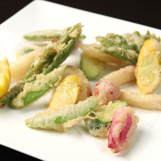 一皿に彩りを添える＜農家直送野菜＞を様々なお料理に。