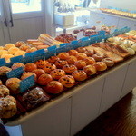 ク・セ・ボン - 朝一は個人店とは思えない沢山のパンが並んでいます♪