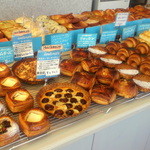 ク・セ・ボン - 朝一は個人店とは思えない沢山のパンが並んでいます♪