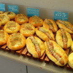 ク・セ・ボン - 朝一は個人店とは思えない沢山のパンが並んでいます♪