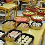 Sakana Shokudou Nagisa - 通路の中央に設置されたバイキング用の寿司　１５種類