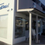 ク・セ・ボン - 白と青が基調の清潔感のある外観