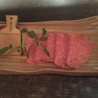 李昇 本館 - 2019年6月時点特選ロースワサビ焼き¥2.380はワサビを自分でするのはダル過ぎです。いくらすってもワサビが増えず。注文大失敗の一品でした。