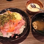 創作居酒屋 まるく - お勧めランチ サーモン&ネギトロ丼