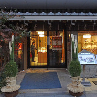 浅草むぎとろ 本店 - 立派な門松