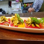 インディ庵 - 蒸鶏のバジルソース和え＆完熟桃太郎トマト。