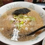 珍来 - 「こってりラーメン」は、醤油ラーメンに背脂をかけた創作ラーメンメニューで