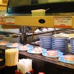 回転すし さかえ - 上のレーンで、わさびも回ります
