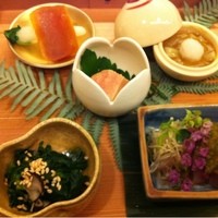 京しずく - 左上 カラスミ
                  左下 おひたし
                  真ん中 あん肝
                  右上 このわた
                  右下 鯉のさしみ
                  