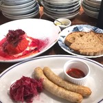 ブリコラージュ ブレッド アンド カンパニー ダイニング・カフェ - ”露地栽培トマトのまるごとローストエコファームアサノさんのルバーブソース”リピートして、”沖縄豚TESHIOソーセージ アリッサソース添え” と ”ブリコラージュブレッド豆腐サワークリーム添え”