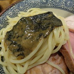 煮干し中華そば 一剣 - つけ汁に浸した海苔