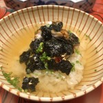 熊魚菴 - 焙じ茶を注ぐ