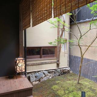 苔と紅葉のみの品のいい坪庭