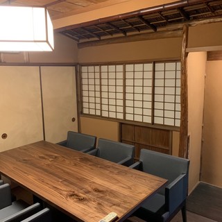 6名様までお使い頂ける茶室を改装した完全個室
                                          お顔合わせや、ご接待などに