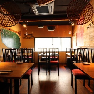 【一樓】吧台9個座位，2人×2【二樓】4人桌×8