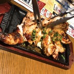 旨唐揚げと居酒メシ ミライザカ - 切り分け中