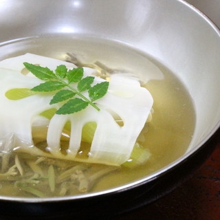 料理の礎となる“出汁”は、毎朝丁寧に引いた物を使用◆