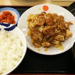 松屋 - 回鍋肉定食 650円、選べる小鉢はキムチでご飯は大盛りでお願いしました
