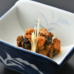 “Tomoae”是用肝脏和煮熟的味噌炖鮟鱇鱼肉。
