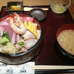 Uonoya - ランチ 魚之屋の海鮮丼 850円