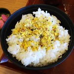 Nagashino Shitaraga Harapa Kingu Eria Ku Dari Sen Nagashino Jin Ya Shokudou - おかわりのご飯です ふりかけはカウンターにありです