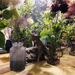 エル・バウ・デコラシオン - マダム(講習中は先生)の指導のもと、各々が花材をアレンジメントします♡ワクワクの瞬間！