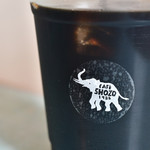 ショウゾウ コーヒー ストア - コーヒー（COLD）S@450円：ロゴに寄る。