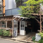 ショウゾウ コーヒー ストア - 外観。ちょっとしたイートインスペース有り（写真右端）