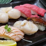 Nigiri Choujirou - いくつかオーダーしましたら、盛り合わせて出されました。 ◆ほたて（２貫：388円）、炙り三昧（鰻・ホタテ・サーモン：496円）、本まぐろ中トロ（2貫：594円）