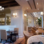 コロニアル風のリゾートチックな店内