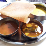 三燈舎 - 日替わりのベジコルマ、ターメリック、カルダモンたっぷりで美味！ラッサム、サンバルも日替わりで味や具が違うのが楽しい。今日はナスのサンバルが美味しかった。この自己チョイスミニベジミールス¥1000が定番になりつつあります。