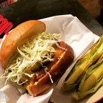 ICON - 高知ソーセーチバーガー¥１６５０、ヤングコーン¥３００