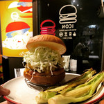 ICON - 高知ソーセーチバーガー¥１６５０、ヤングコーン¥３００