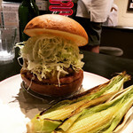 ICON - 高知ソーセーチバーガー¥１６５０、ヤングコーン¥３００