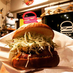 ICON - 高知ソーセーチバーガー¥１６５０、ヤングコーン¥３００