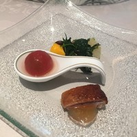 中国飯店 麗穂 - 前菜はトマトの杏酒漬け、鴨の杏ソース、クラゲとモロヘイヤ