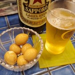 餃子工房 ギョィィィィィィン - サッポロラガー大瓶550円＋うずら玉子の燻製290円