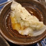 餃子工房 ギョィィィィィィン - タレに浸けて・・・