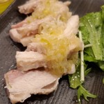 餃子工房 ギョィィィィィィン - 葱塩蒸し鶏490円