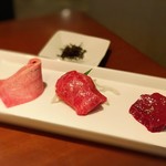 生粋 - （左から）タン昆布、肩ロース、ハツ