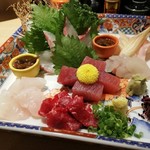 和洋台所 よつ葉 - 
      刺身の盛り合わせ　2400円
      （イシダイの昆布締め、おこぜ、生マグロ、ミンククジラ、ひらめ、カンパチ、ホタルイカ）